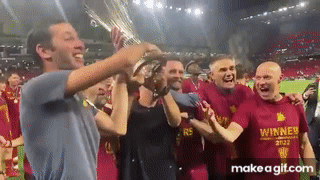 mourinho che alza la coppa della conference league